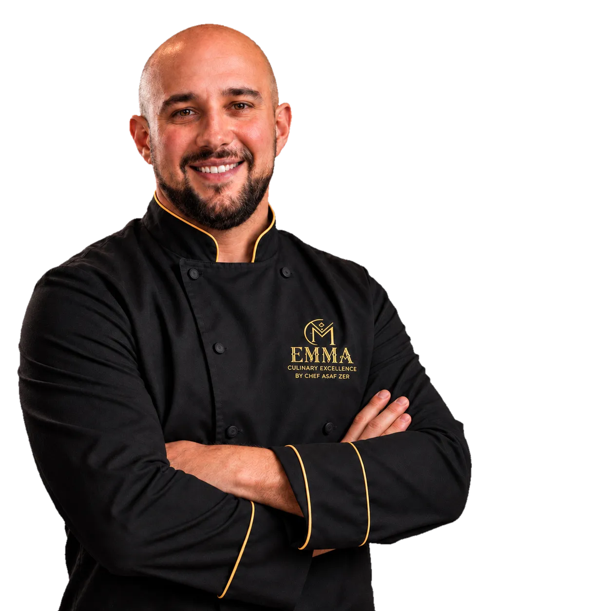 Chef Asaf Zer in een zwarte Emma-koksbuis met gouden bies, armen gekruist, glimlachend.